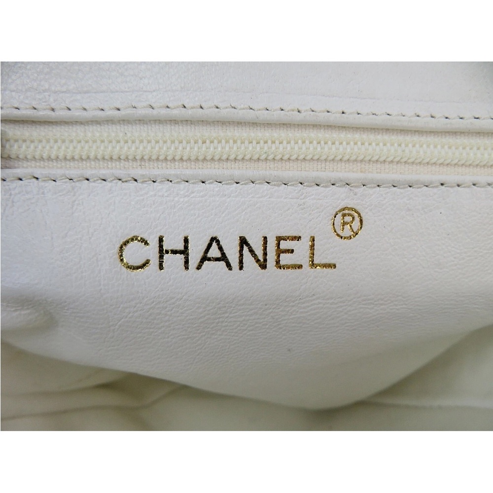 Elegant White Quilted Shoulder Bag - Picture 12 of 16